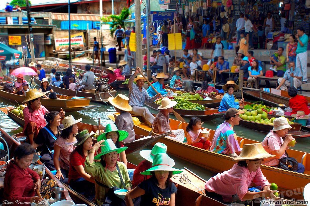 Численность бангкока. Плавучий рынок в Паттайе. Тайланд Бангкок плавучий рынок. Бангкок Таиланд население. Тайланд Паттайя рынок.
